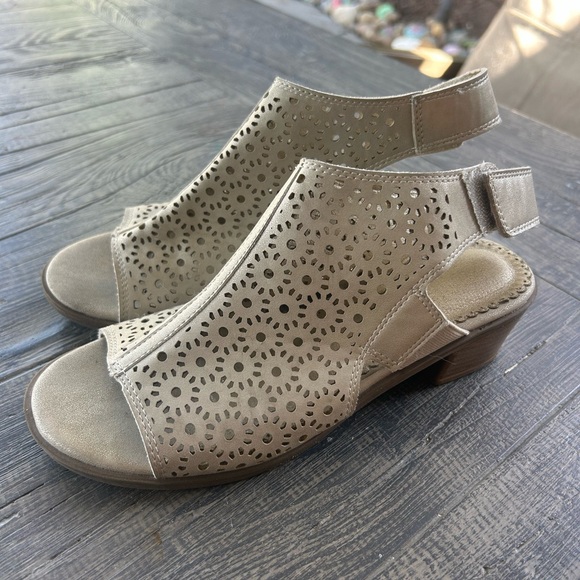Girls gold  Sandals size 5 - Picture 1 of 5